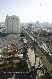 Image du Maroc Professionnelle de  Les Doc Silos au port de Casablanca, des installations modernes aspirant le blé directement dans les cales des navires couvrant 70% des besoins en grains du Maroc. 31 Décembre 2003. (Photo / Abdeljalil Bounhar)